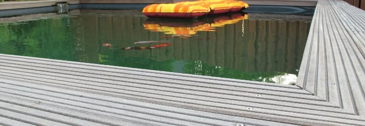 Holzdeck am Rande eines Swimmingpools
